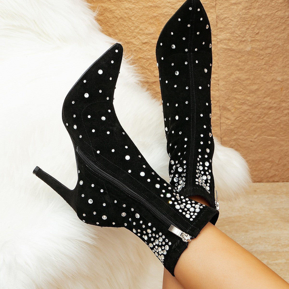 Zeyria Taş Detaylı Siyah Süet Topuklu Bot